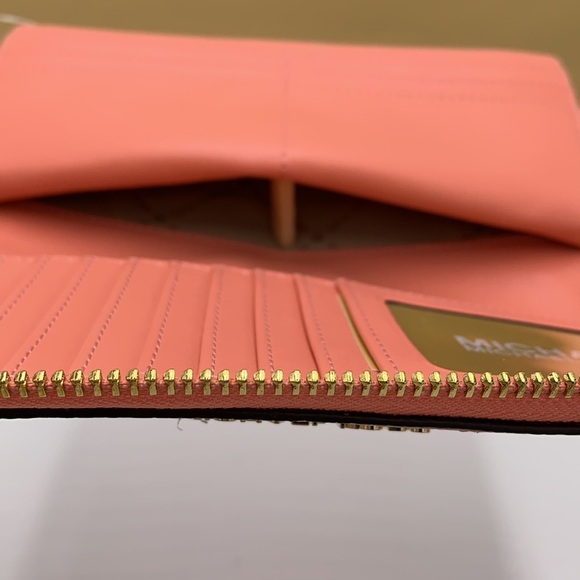 MICHAEL KORS LARGE TRAVEL CONTINENTAL WRISTLET WALLET SHERBERT COLOR - Picture 9 of 16